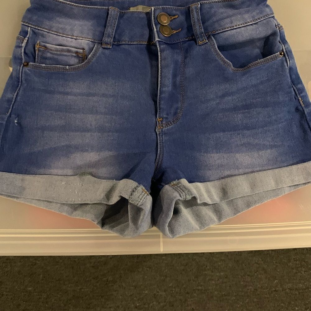 Cali jean shorts size 3 - Picture 2 of 4